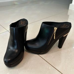 6.5 DVF black leather with wooden heel clog